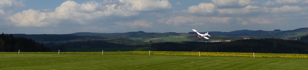 Flugplatz mit Modell im Landeanflug